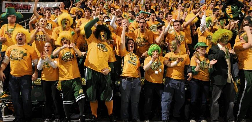 Mason studnet cheering at basketball game