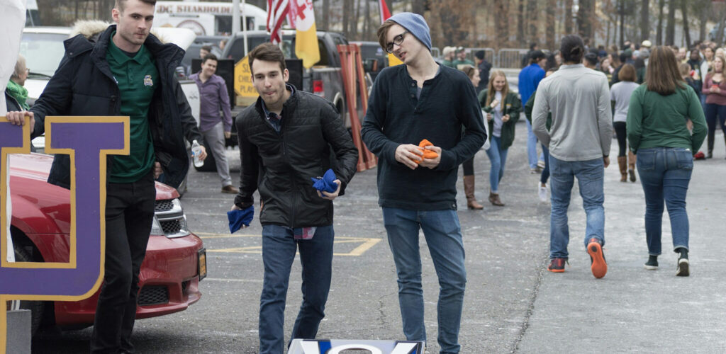 Mason Students enjoying a tailgate